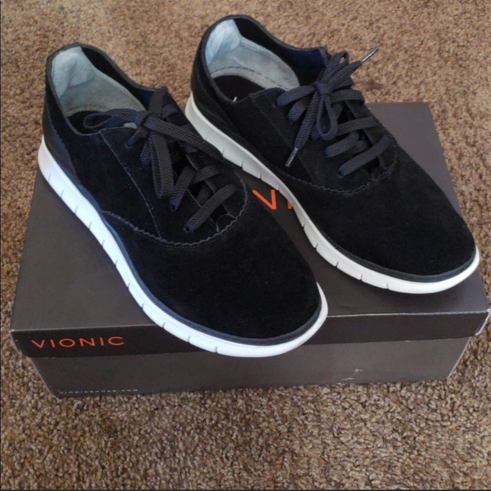Vionic womens black tennis shoes size 8.5